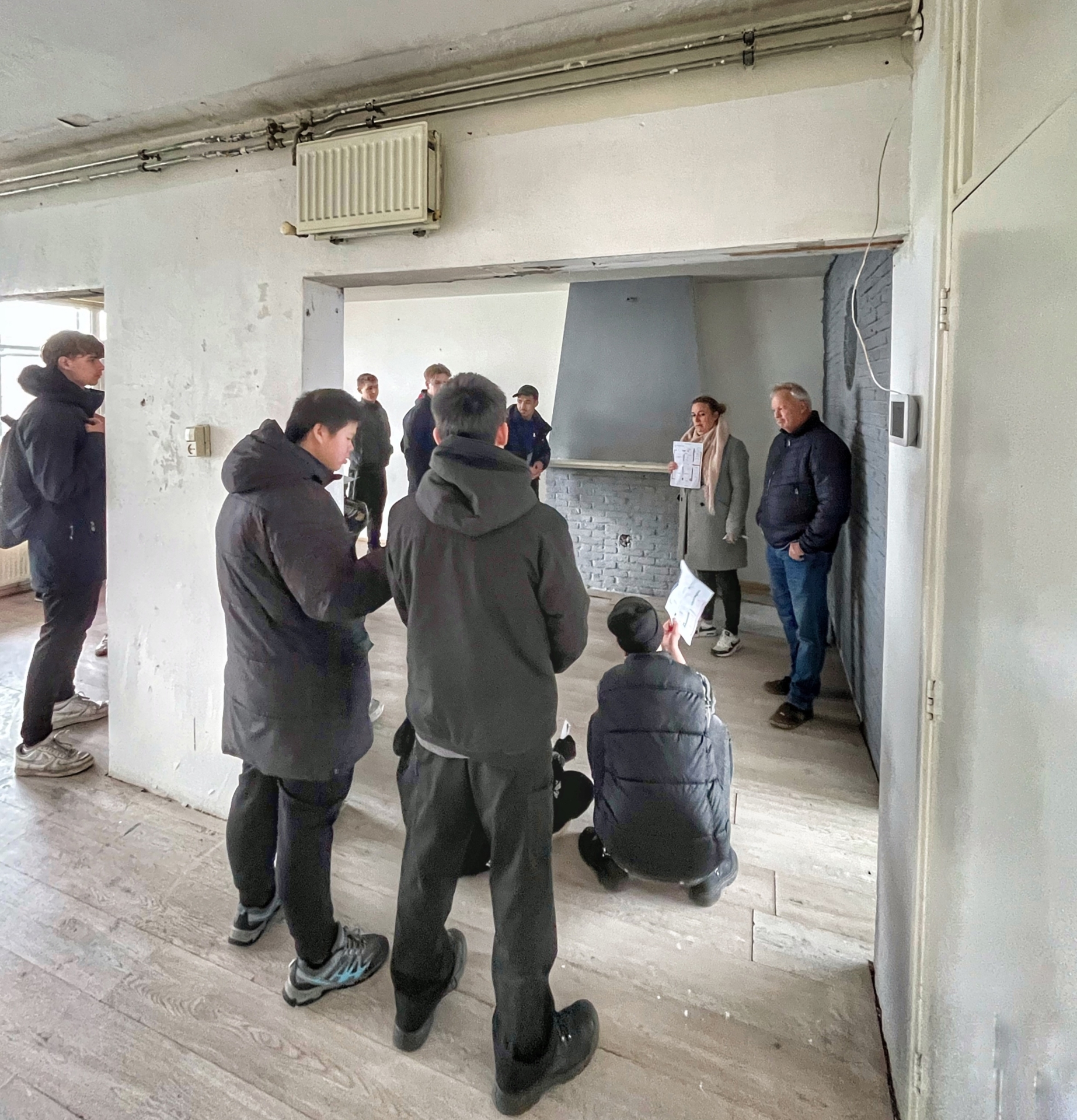 Kinderen bezoeken lege woning