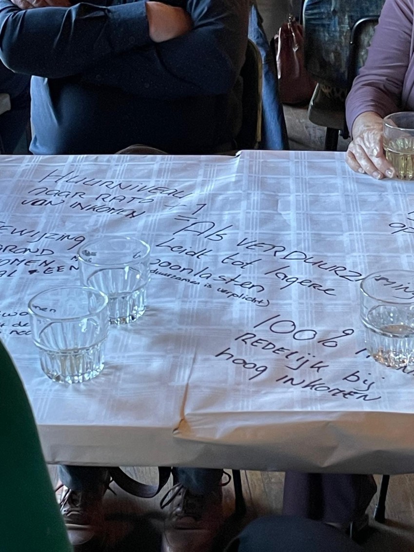 Adviezen en input geschreven op tafelkleden