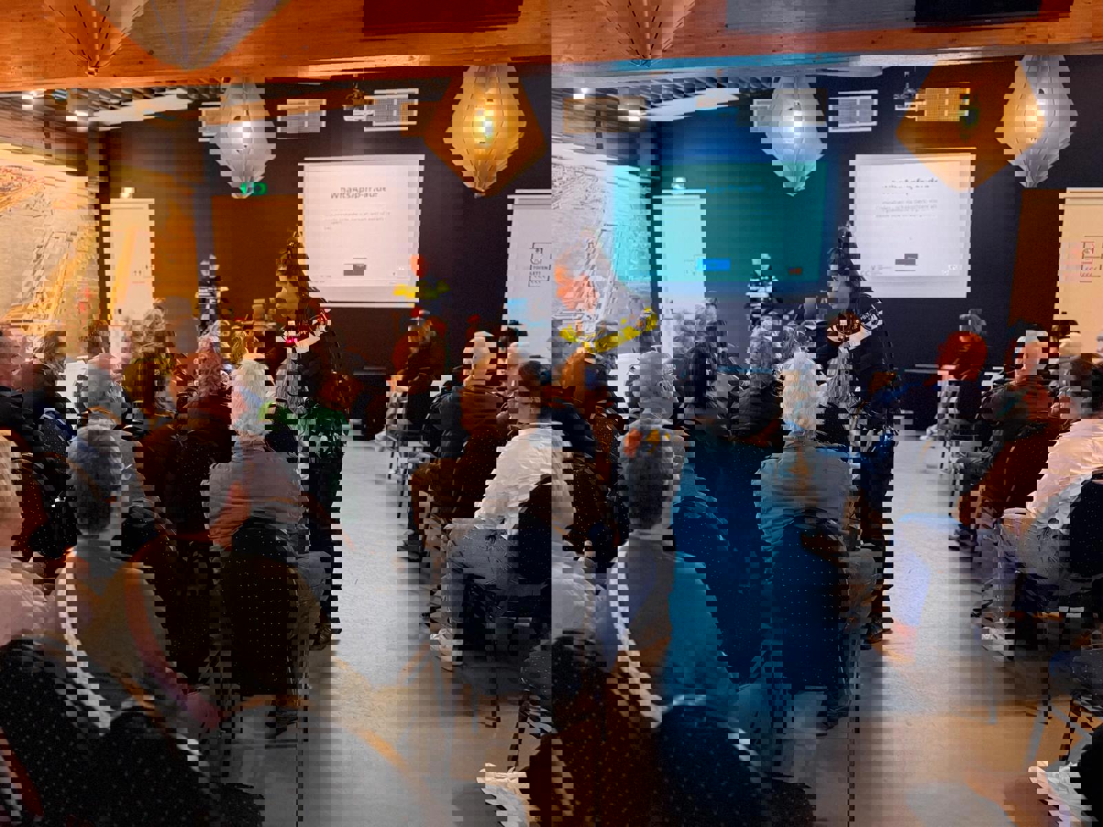 Wijkagenten in gesprek met bewoners over oplichtingspraktijken