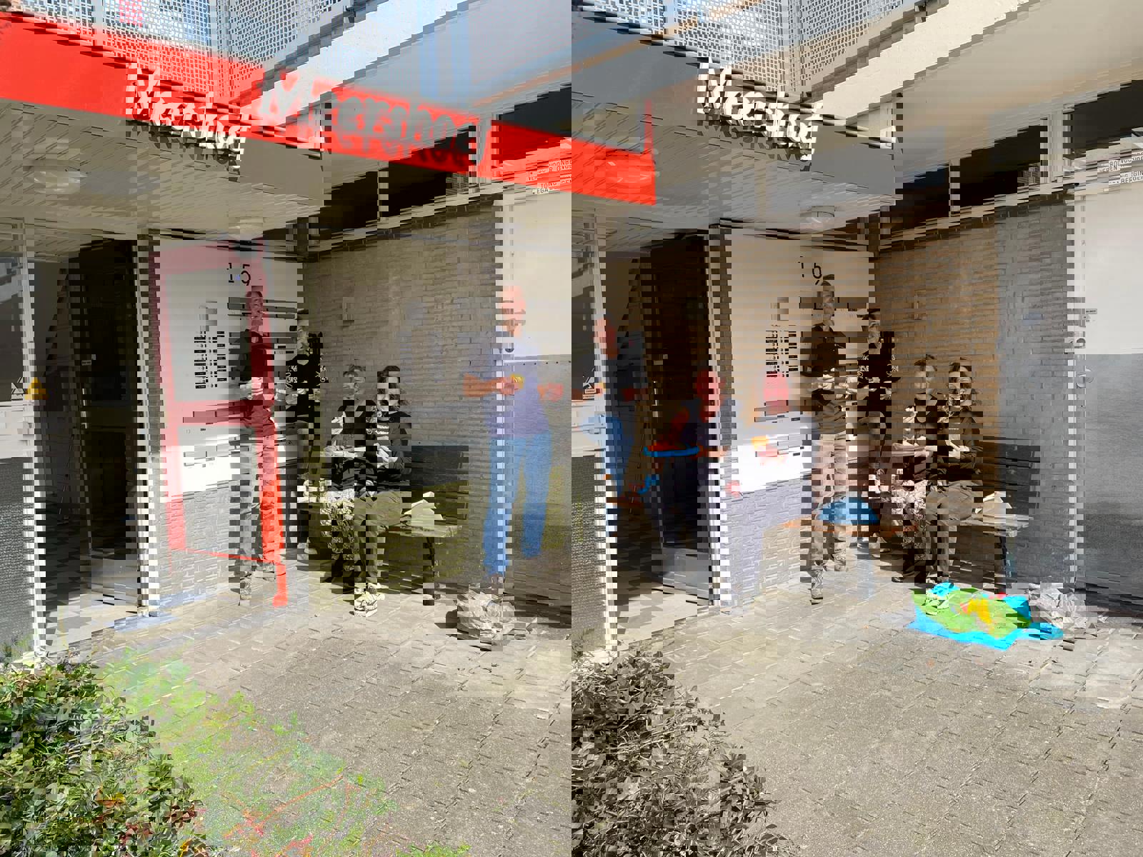 Bewonerscommissie met bewoners en medewerkers van Woningbedrijf Velsen aan de slag